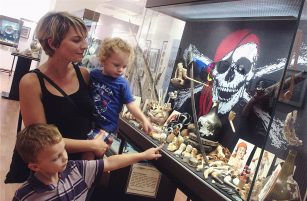 Vitrine pirates et pipes Menton