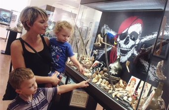 Vitrine pirates et pipes Menton