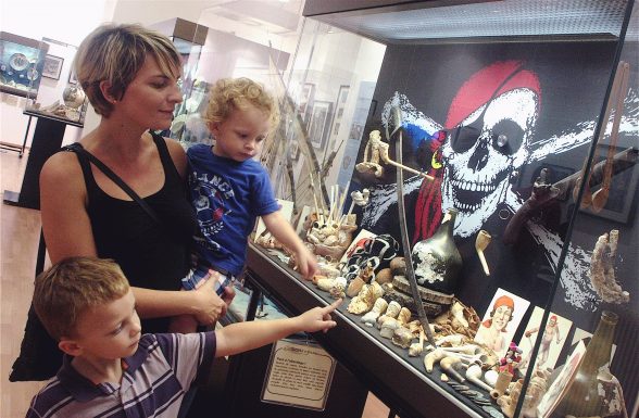 Vitrine pirates et pipes Menton