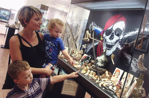 Vitrine pirates et pipes Menton